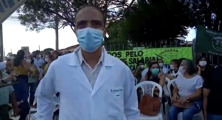 Médicos de Aracaju protestam em frente à prefeitura