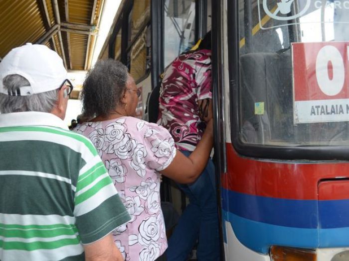 Bolsonaro libera R$ 2 bilhões e meio para transporte público de idosos