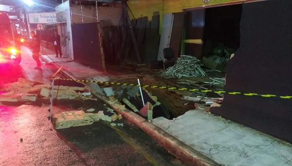 Muro de antigo cinema desaba e deixa três feridos