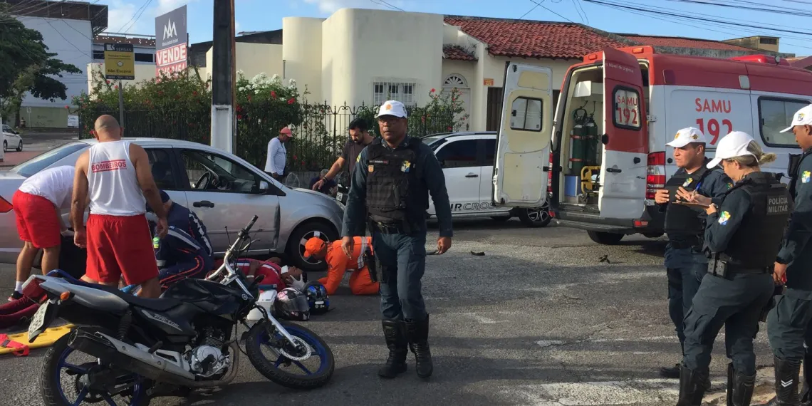 Mais um acidente envolvendo uma motocicleta e carro deixa condutor e passageira gestante feridos em Aracaju