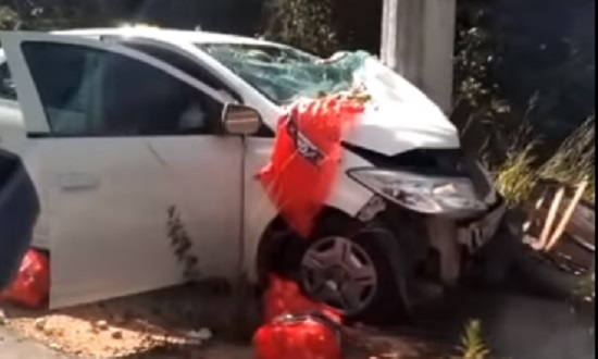 Motorista bate carro em poste e é atacado por abelhas