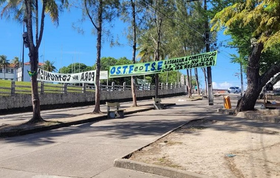 Policiais desmontam acampamento erguido em frente ao 28º BC