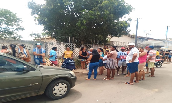 Populares de Frei Paulo protestam contra falta de água na cidade