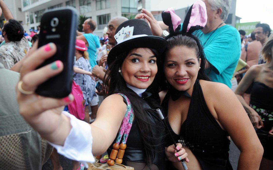 Veja o que fazer se você teve o celular roubado na folia