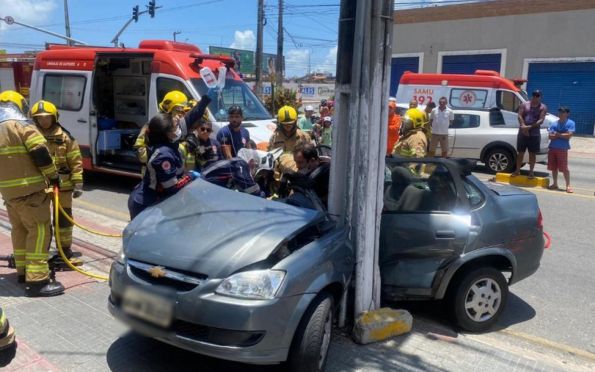 Homem rouba veículo e bate em poste durante fuga