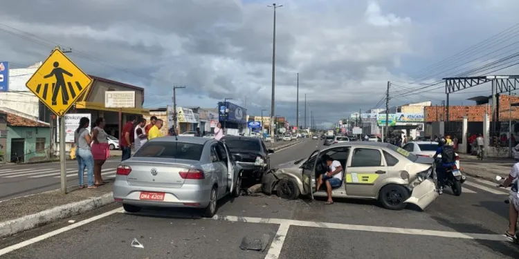 Acidente envolvendo três veículos deixa trânsito lento na avenida Osvaldo Aranha