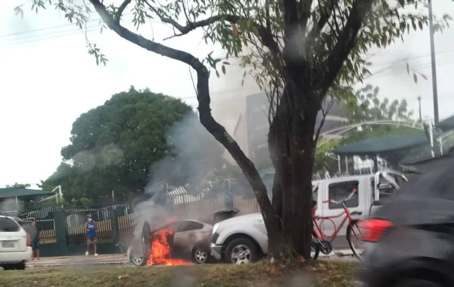 Automóvel pega fogo na Avenida Tancredo Neves próximo ao Huse e fica destruído