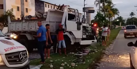 Caçamba bate em poste e motorista fica ferido