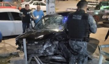 Motorista bêbado bate carro em viaturas da policia e derruba mureta de delegacia