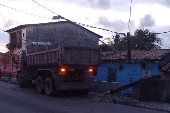 Caminhão colide em poste de energia e causa estrago na rede elétrica