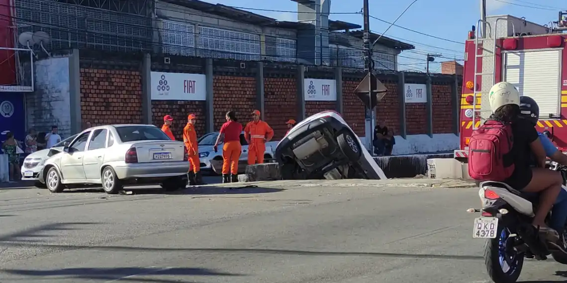 Carro cai em canal após batida com outro carro na Avenida Gentil Tavares