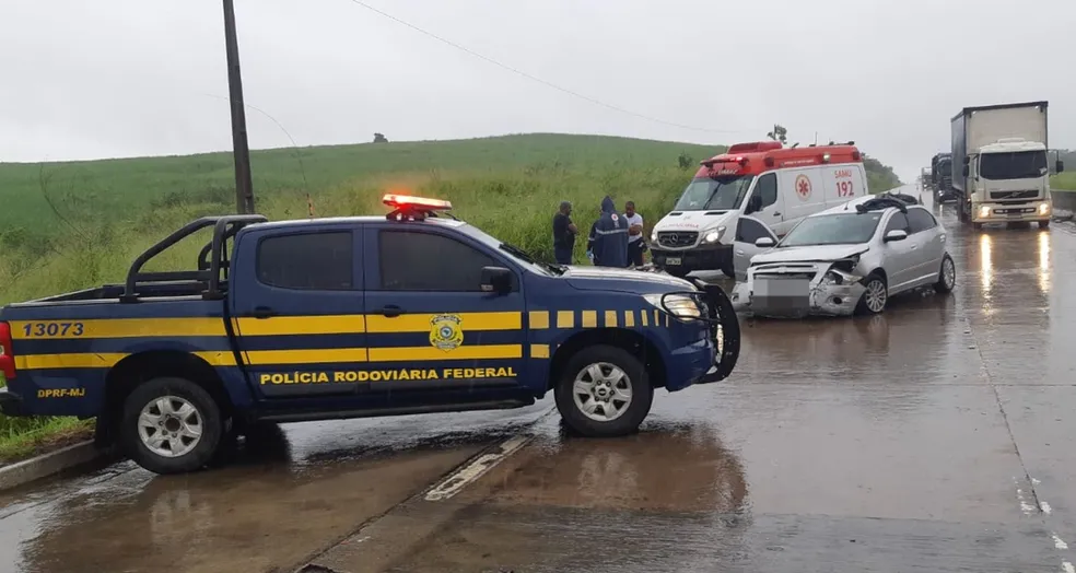 Batida entre carreta e carro de passeio provoca morte na BR-101