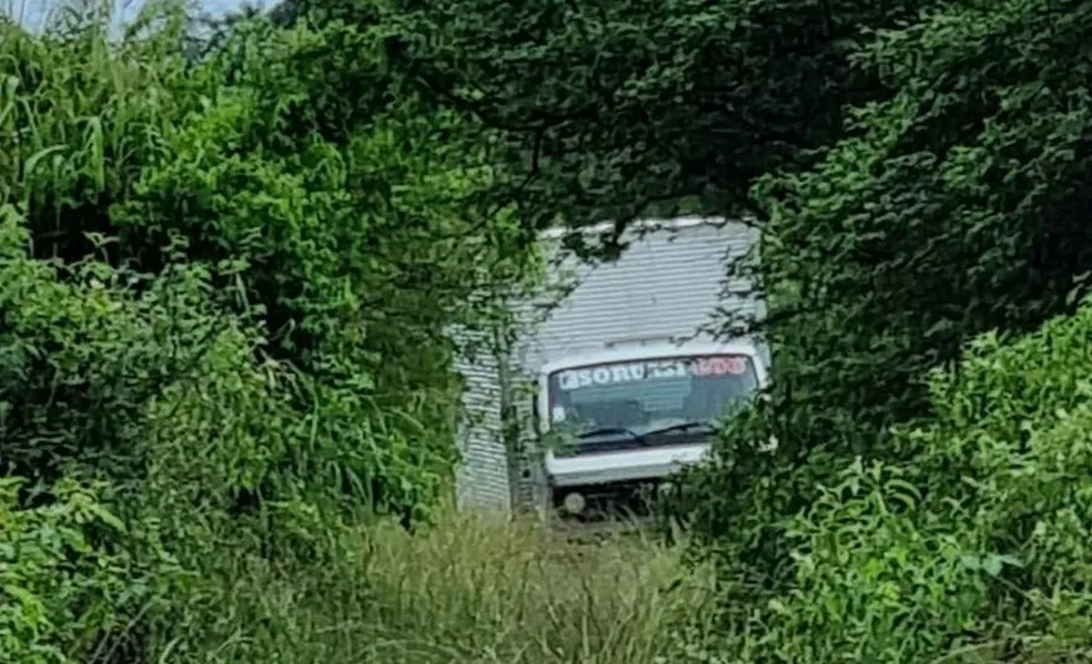 Ocupantes de caminhão são trancados no veículo e parte de carga é roubada