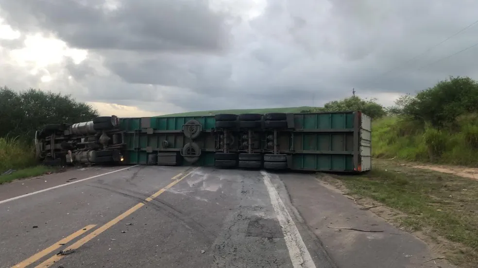 Carreta bate frontalmente em carro de passeio e tomba na BR 101