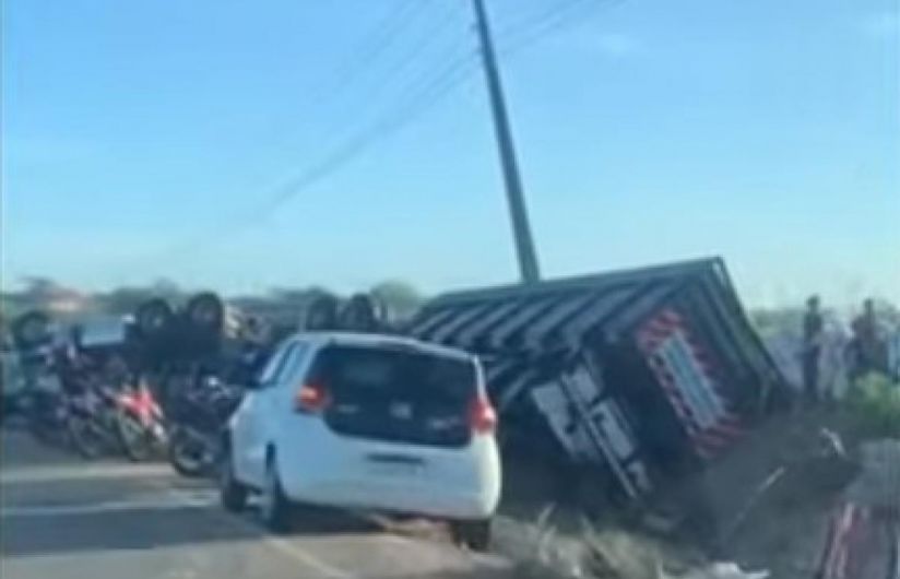 Carreta capota e deixa um ferido em Nossa Senhora Aparecida