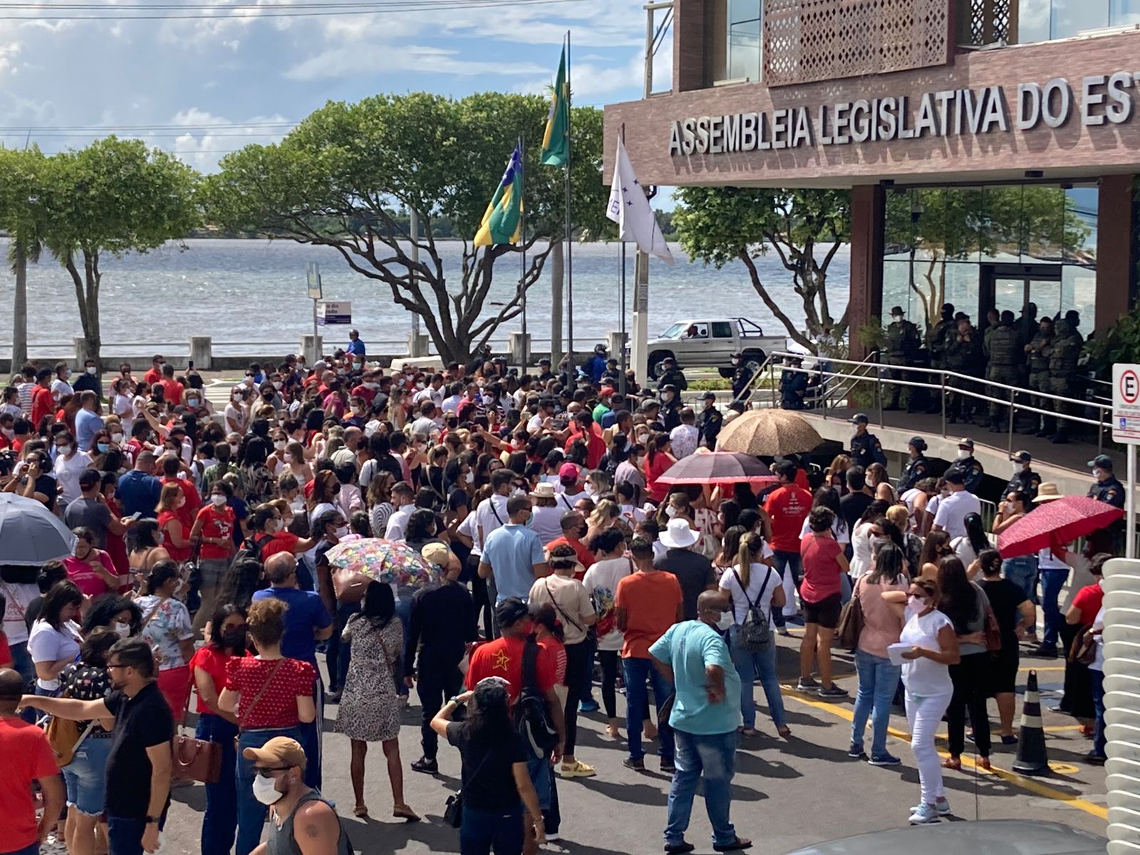 Professores fazem protesto em frente a ALESE contra projeto de reajuste do governo