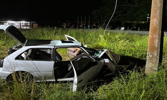 Duas pessoas ficam presas às ferragens após carro bater em poste