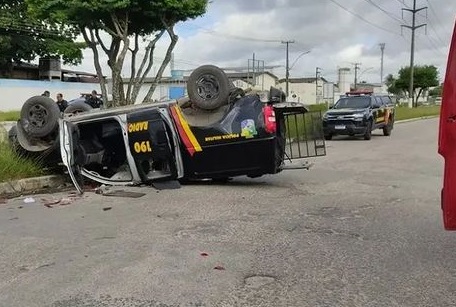 Viatura capota após prisão de suspeito de morte de mulher