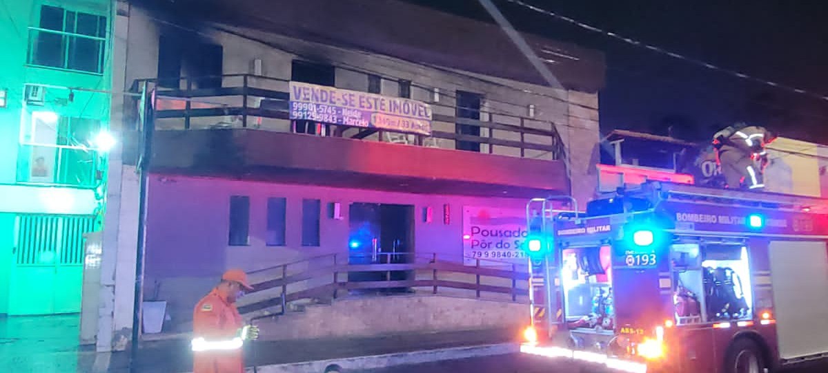 Incêndio foi registrado dentro de uma casa localizada no Bairro Aeroporto, em Aracaju