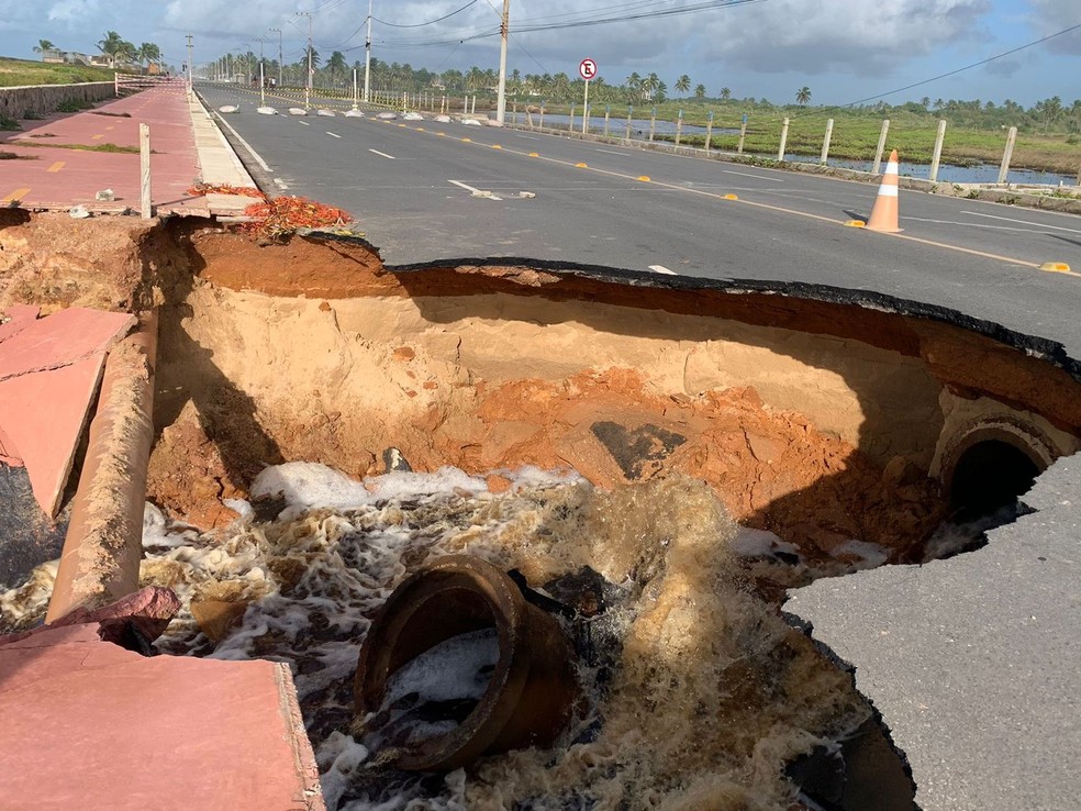 Cratera na Orla Sul em Aracaju, cresce e rodovia segue interditada