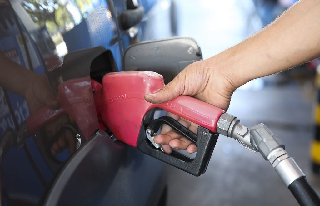 Gasolina deve subir R$ 0,68 por litro com volta de impostos federais