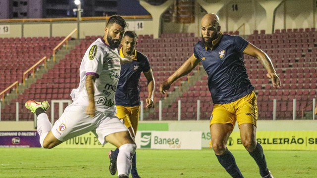 Falcon vence o Retrô e avançam para o mata-mata