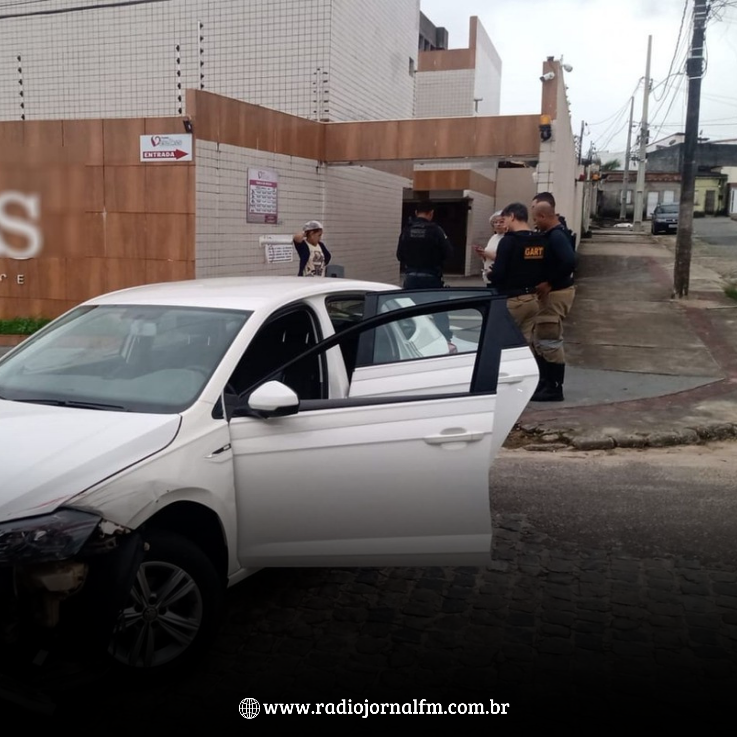 Motorista derruba portão de uma pousada, bate em veículo estacionado e foge em Aracaju