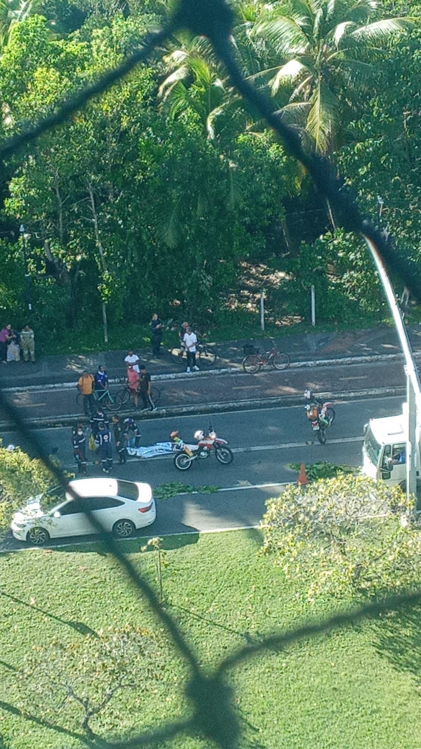 Um ciclista foi atropelado por um carro e morreu, na Avenida Beira Mar, na manhã desta quarta-feira (9)