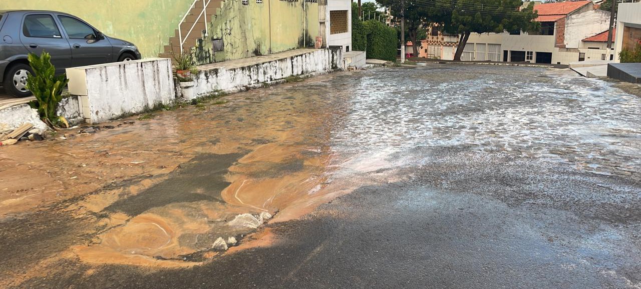 Adutora rompe e deixa moradores do bairro Santo Antônio sem água