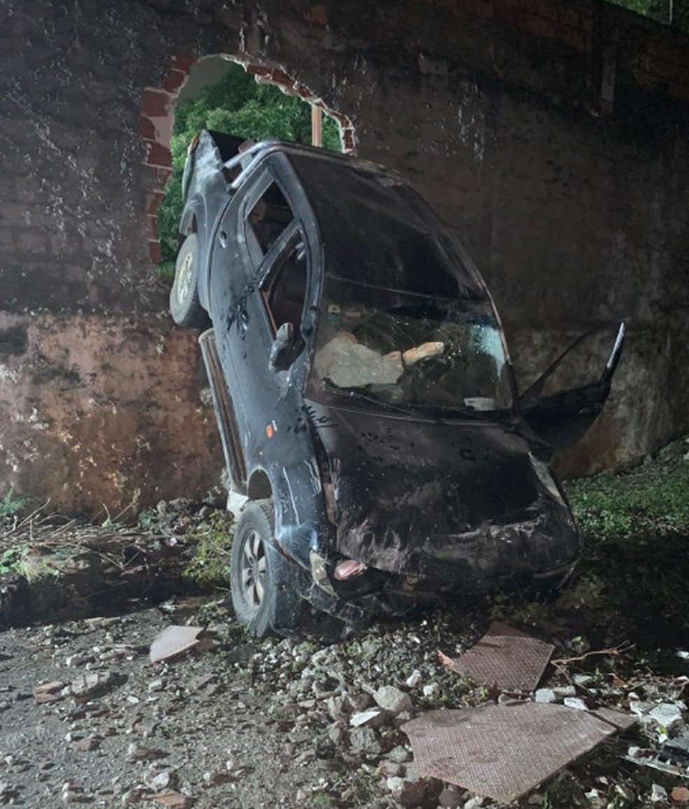 Motorista perde o controle do carro e derruba muro