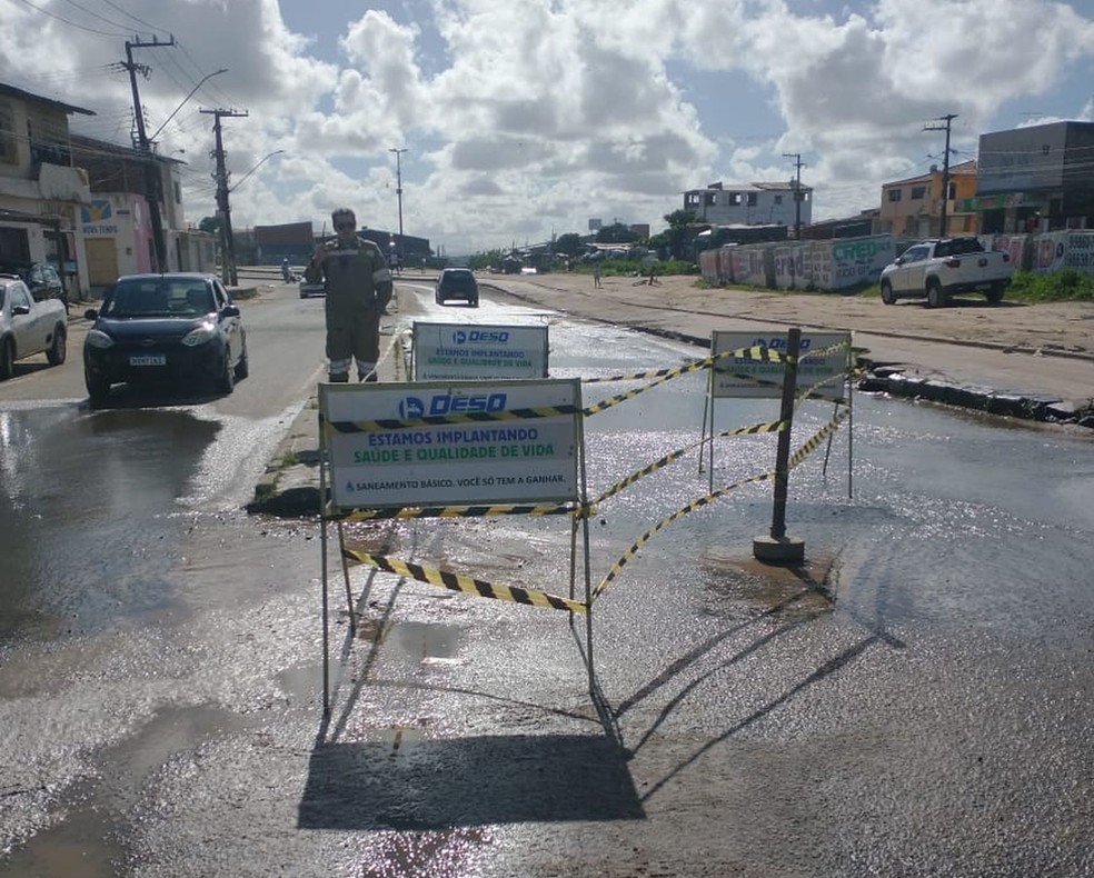 Um vazamento na Avenida Santa Gleide, em Aracaju, deixa locais próximos sem água nesta segunda-feira (7)