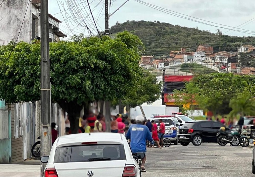 Um homem morreu e outro foi baleado, na Rua Manoel Dantas, na Zona Oeste de Aracaju.