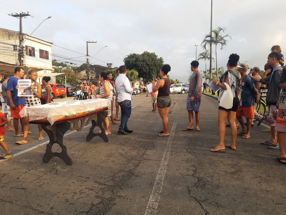 Moradores do Bairro Porto Dantas, colocaram o corpo de um idoso no meio da Avenida, durante um protesto na manhã desta terça-feira (29)